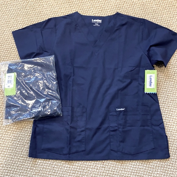 Landau Other - Landau Navy scrub top with pockets. 2 of them